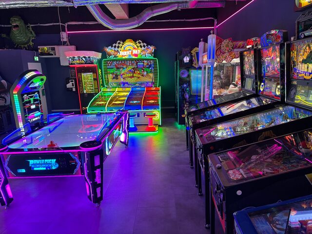 Innenansicht der Spielhalle mit Air-Hockey, Ticket-Games und Pinball-Reihe
