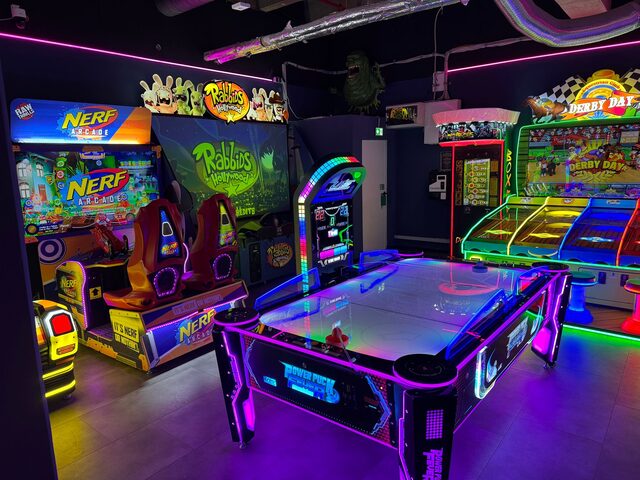 Rabbids- und Nerf-Spielautomaten mit Air-Hockey im Vordergrund