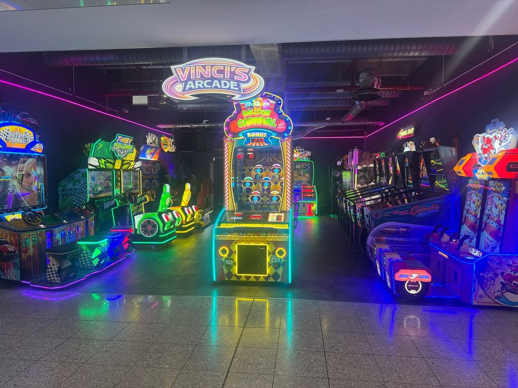 Vinci's Arcade Eingangsbereich mit beleuchtetem Logo und Arcade-Maschinen