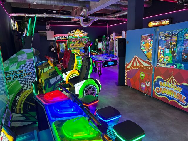 Renn-Simulatoren mit Motorradsitz vor der Pinball Alley